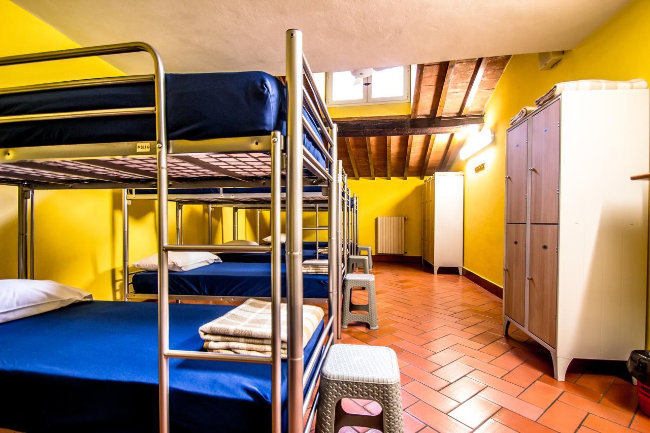 Einzelbett im Frauenschlafsaal