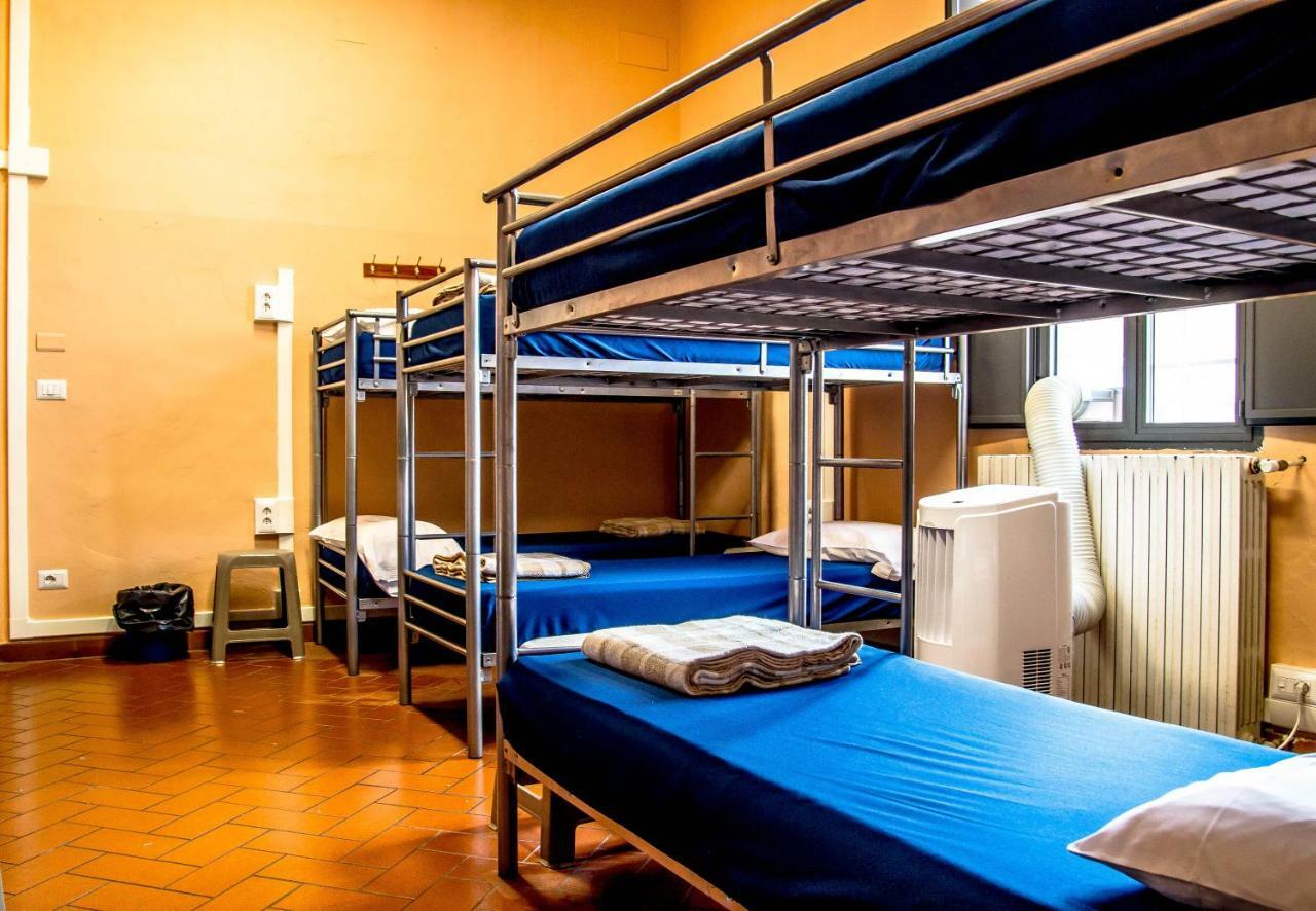 Einzelbett im Frauenschlafsaal